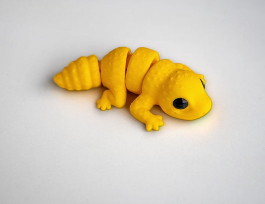 Green flexible gecko lizard figurine